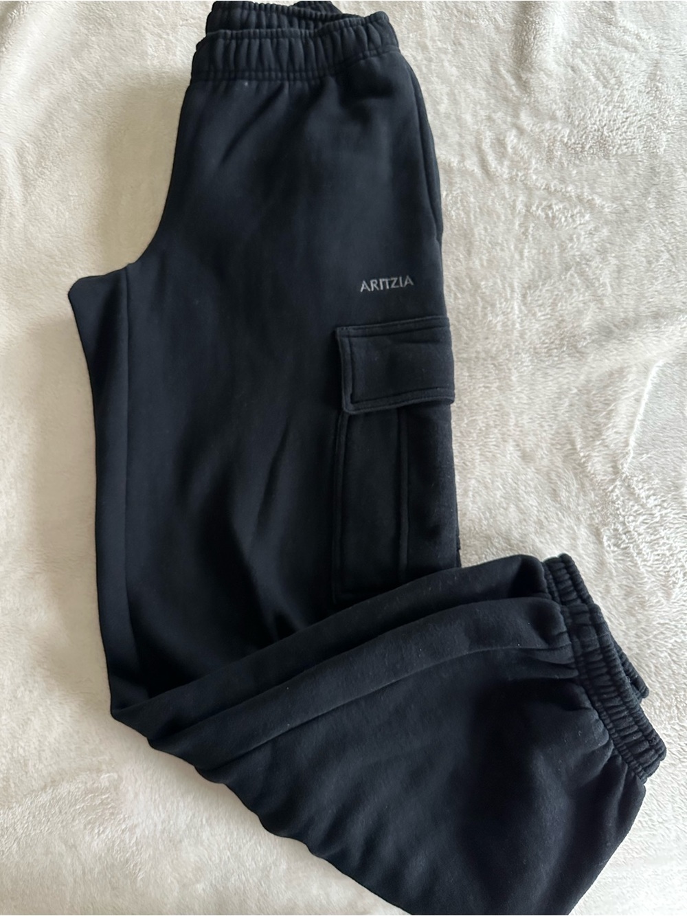 Aritzia Black Megafit Sweatfleece Cargo Sweatpants